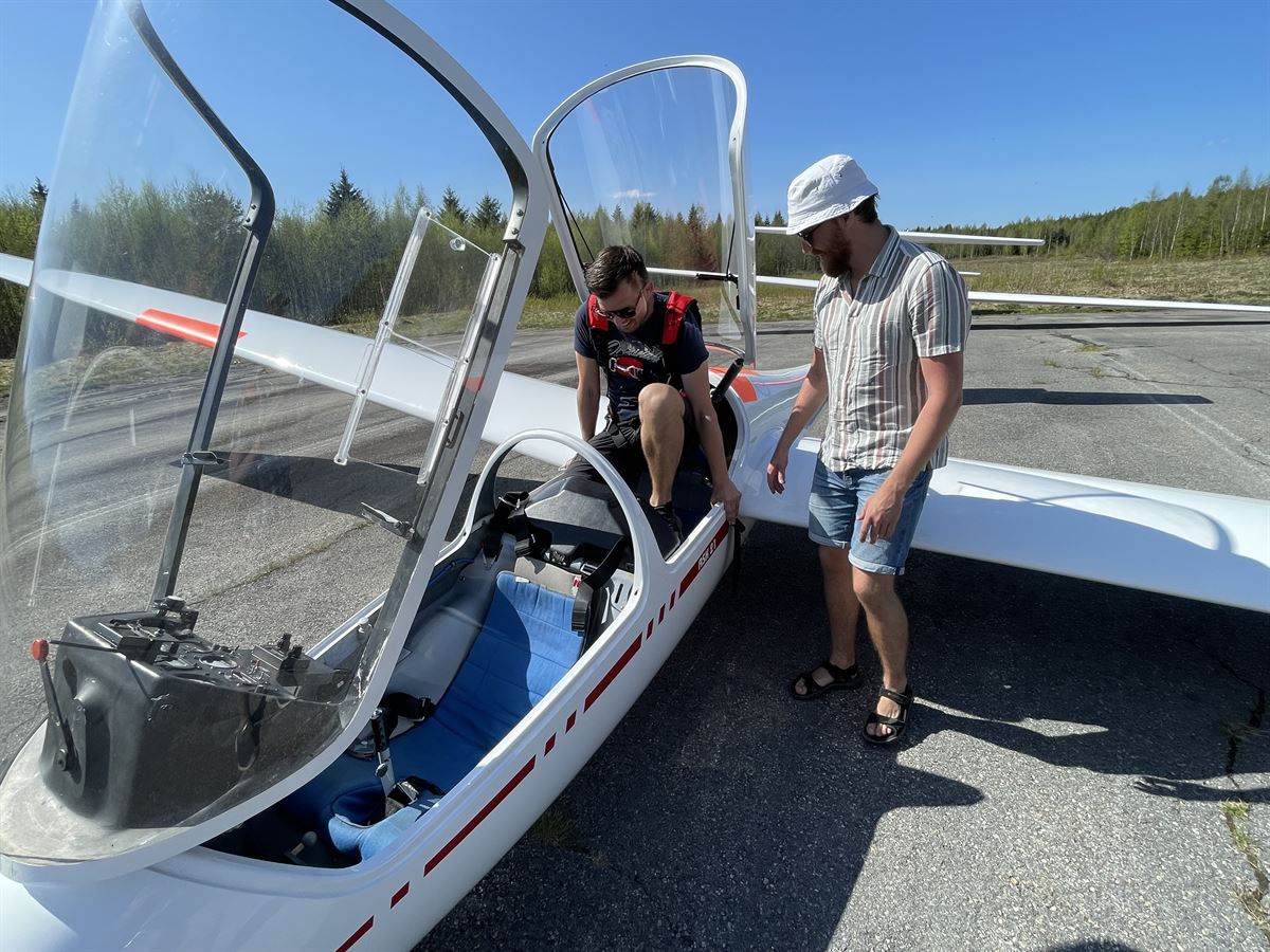 Två medlemmar vid segelflygplanet på plattan