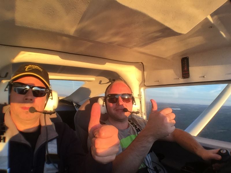 Två glada piloter i kabinen