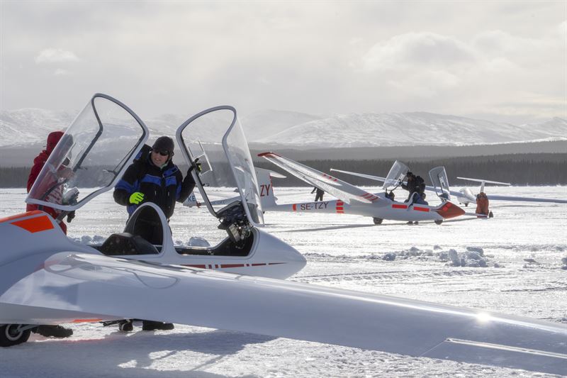Segelflygplan på snön vid vågflyglägret i Ottsjö