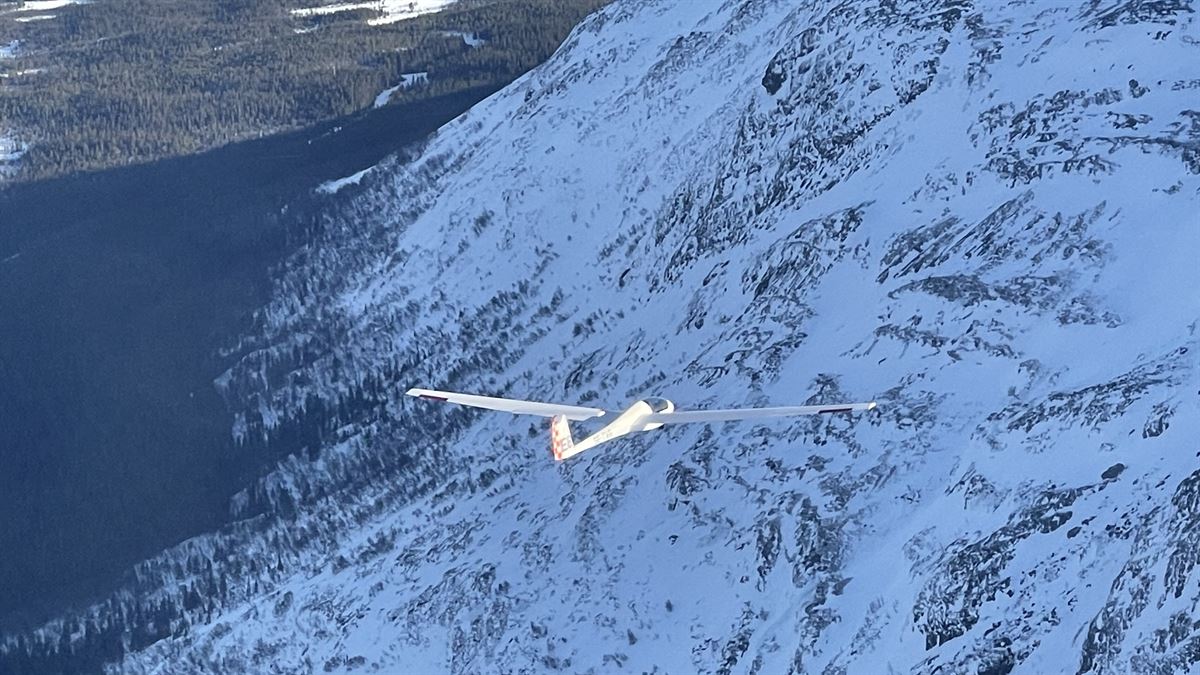 Segelflygplan över snöklädda fjäll vid Ottsjö