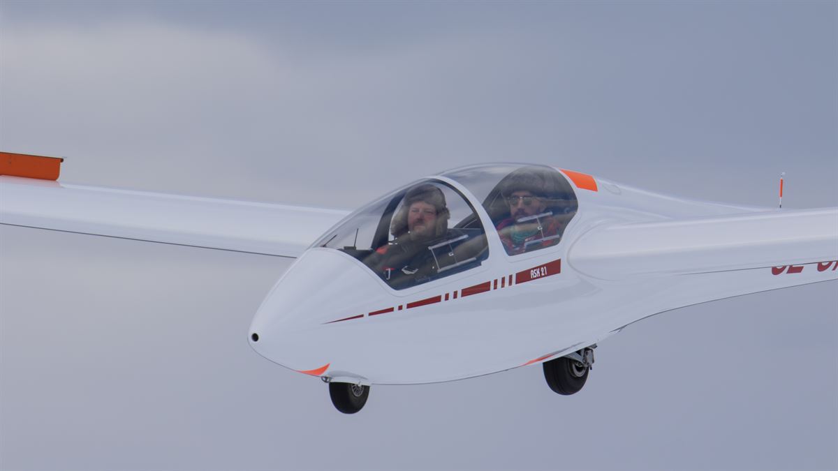 Klubbens ASK 21 i luften med två piloter
